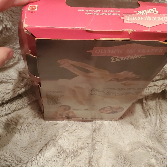 Mattel Barbie 1997 OLYMPIC USA SKATER #18501 SPIN & SKATE Tara Lipinsky NRFB - Picture 6 of 9